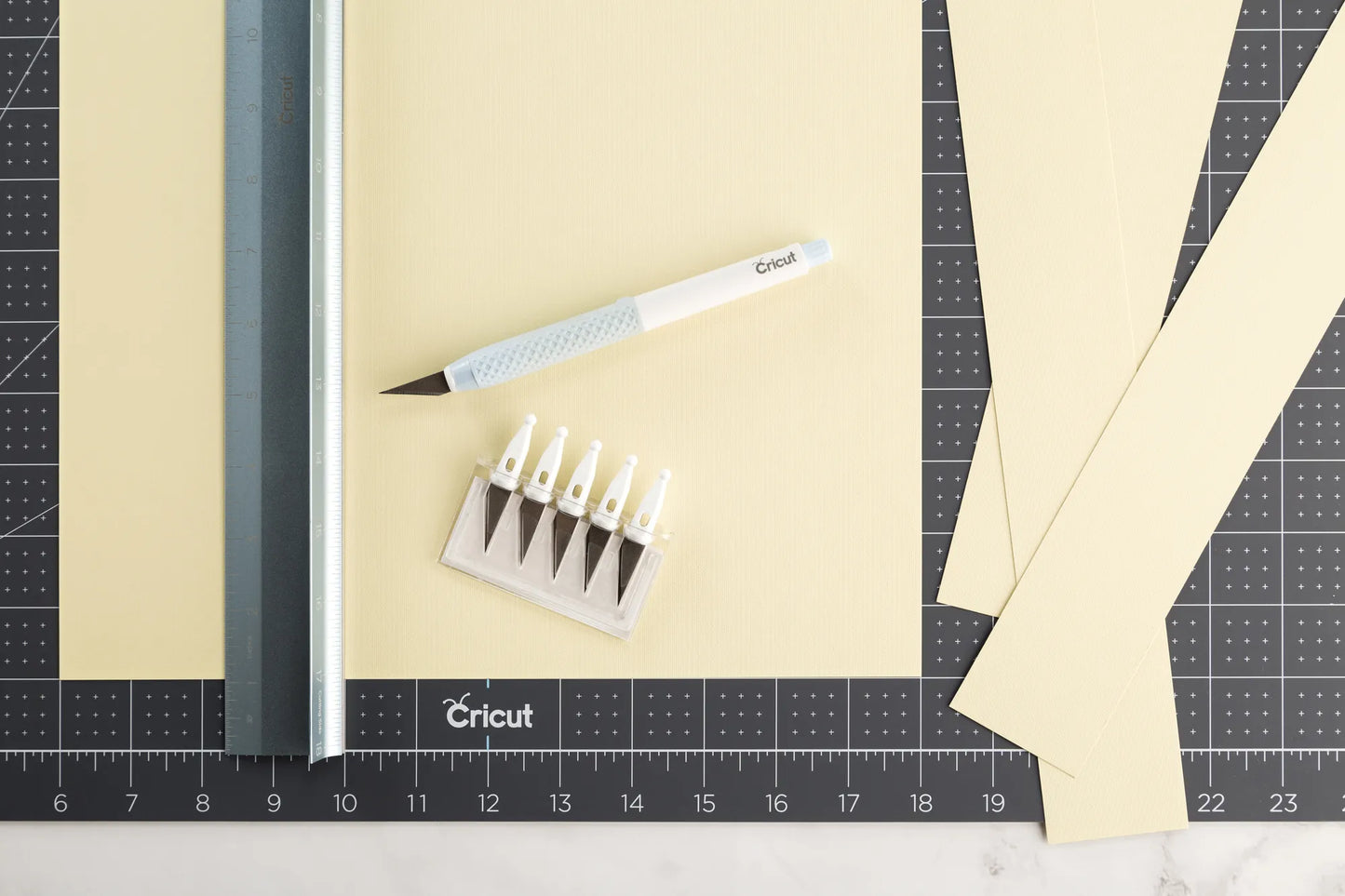 2004843 - Cricut TrueControl Knife Kit (Blue) with 5x spare blades .