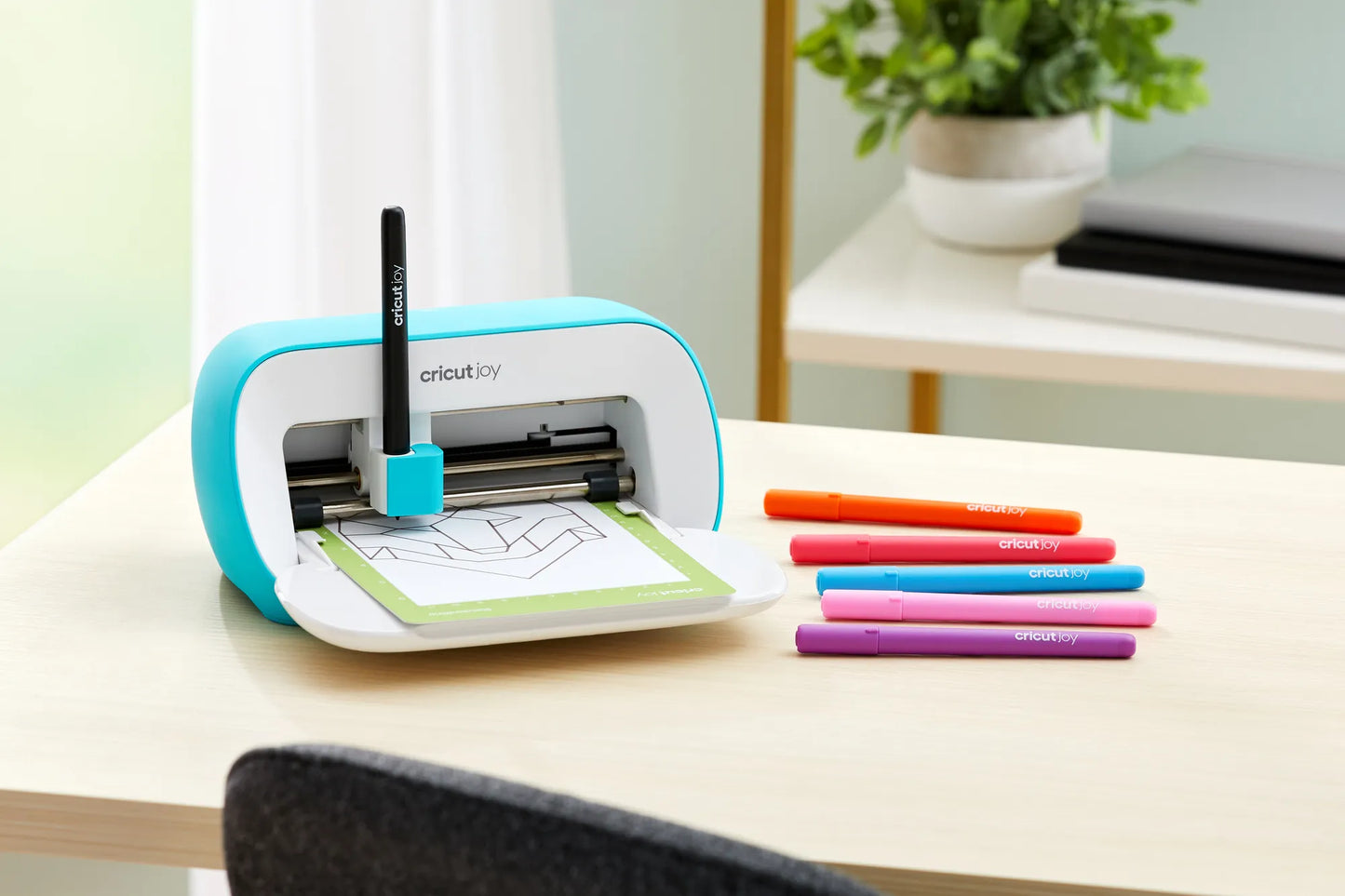 2007992 - Cricut Joy; Up to 13.9cm material width; Up to 609cm Material length; 2 tool usage; BT; Windows and Mac; Design Space