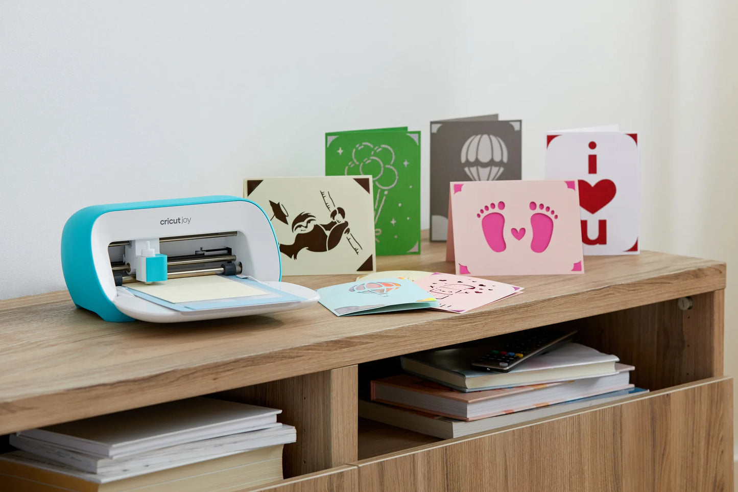 2007992 - Cricut Joy; Up to 13.9cm material width; Up to 609cm Material length; 2 tool usage; BT; Windows and Mac; Design Space