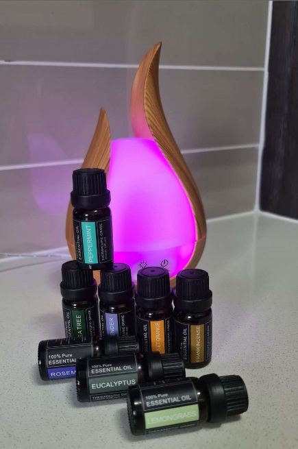 Silkinder Luxury Aromatherapy Essential Oils Collection - 8 Bottles of Pure Bliss (including Frankincense) with diffuser light