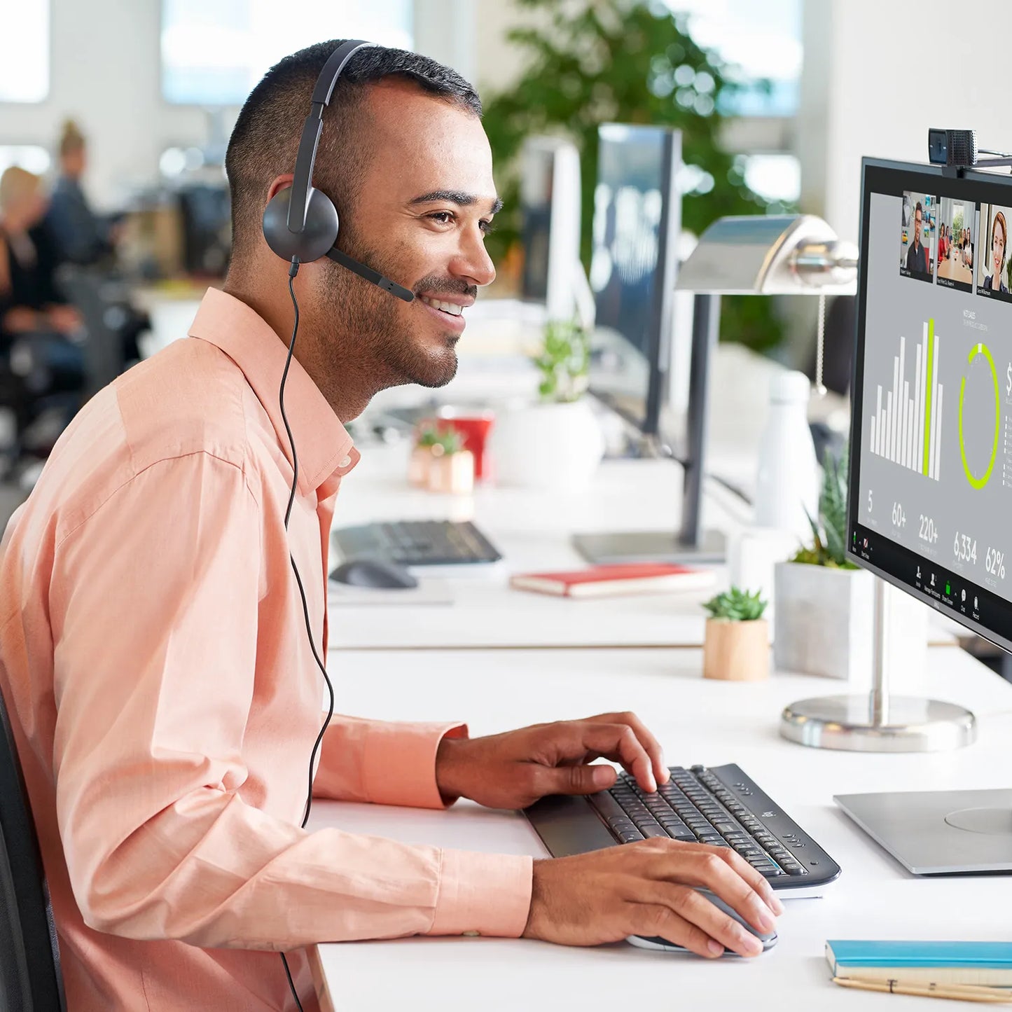 981-000475 - Logitech Headset H340 USB Stereo Internet headset over the head type with adjustable lightweight design