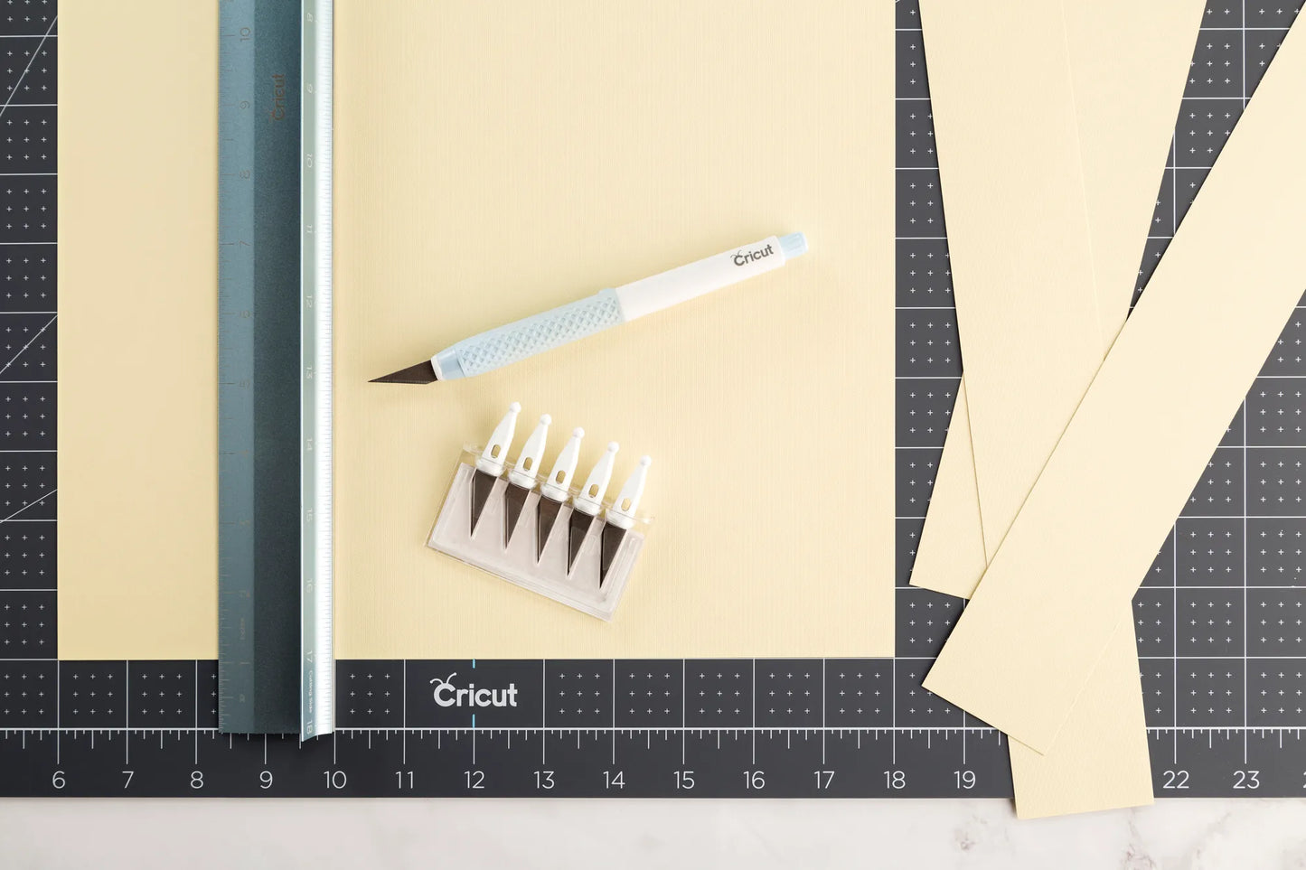 2004843 - Cricut TrueControl Knife Kit (Blue) with 5x spare blades .