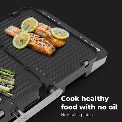 Aeno EG1 Non-stick grill with salmon and asparagus on a black background